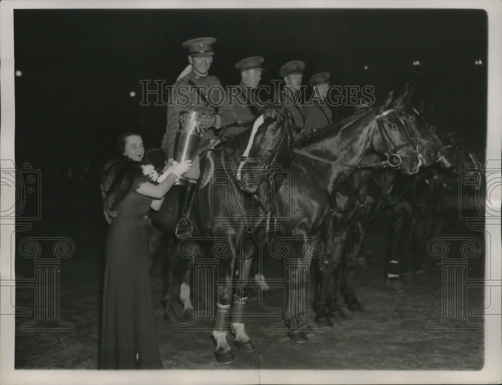 1935 Press Photo Janet Weed awards the National Horse Show trophy to the winners - Historic Images