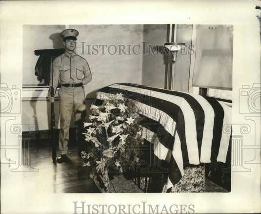 1939 A Marine guards the casket of Secretary Claude A. Swanson - Historic Images