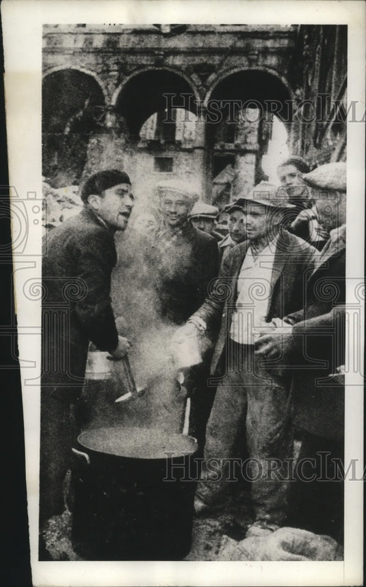 1943 Labor Group "Servizio Lavoro" sent to clean ruined Italian City - Historic Images