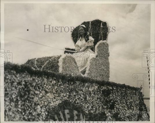 1938 Press Photo Dorothy James parades as Queen at Albermarle Sound - nem65397 - Historic Images