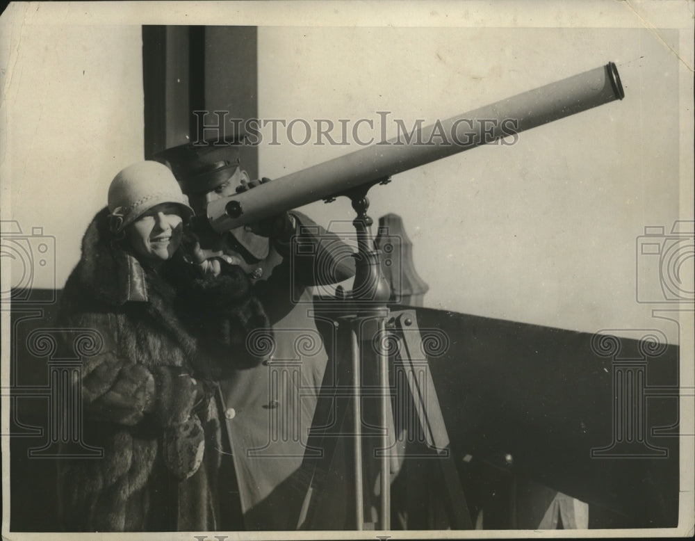 1925 Press Photo American soldier helps Madge Kennedy observe the eclipse-Historic Images