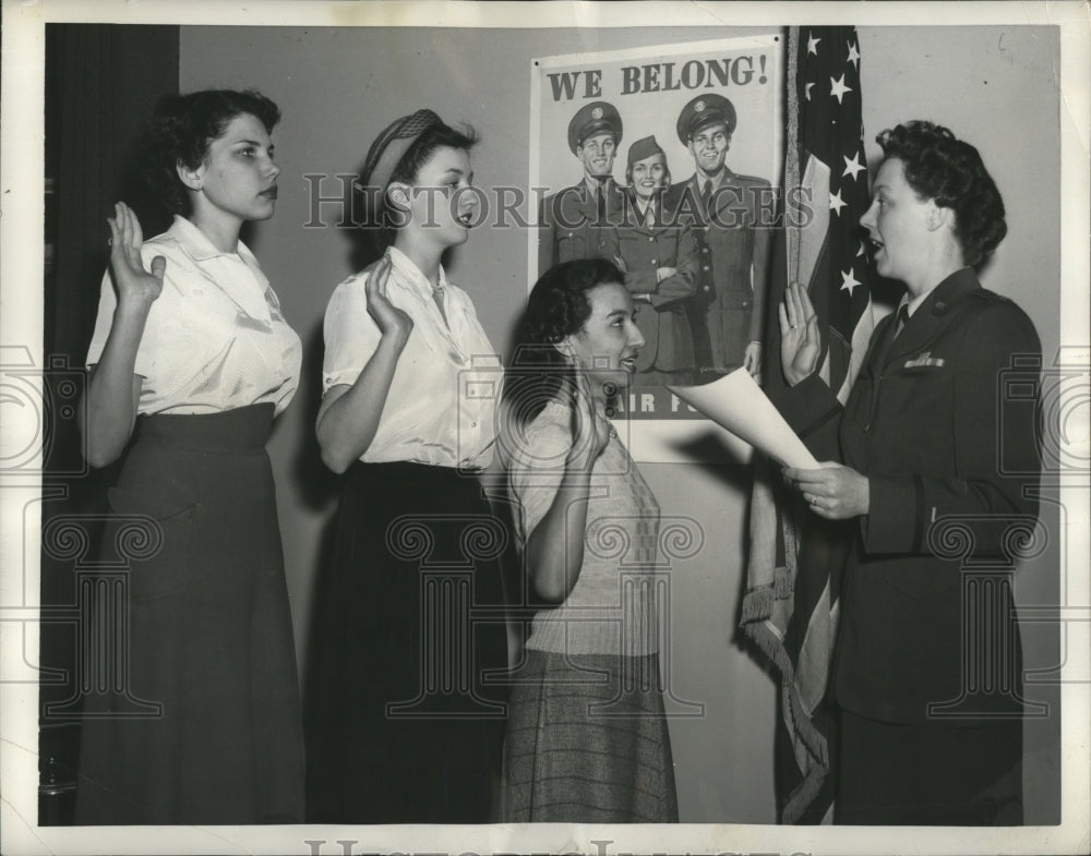 1951 Press Photo Girls swear at the Women&#39;s Air Force Recruiting Office-Historic Images