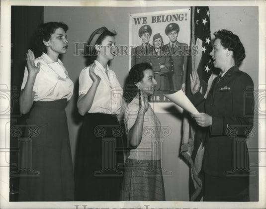 1951 Press Photo Girls swear at the Women's Air Force Recruiting Office-Historic Images