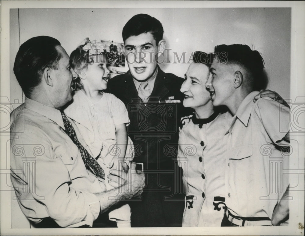 1944 Medal of Honor awardee Richard Sorenson returns home to family - Historic Images