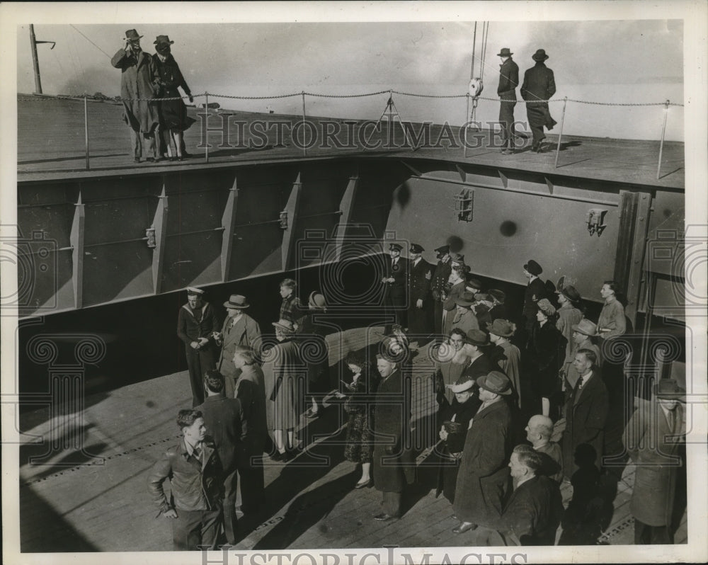 1944 Press Photo War Loan Bond buyers aboard British aircraft carrier Heaper-Historic Images