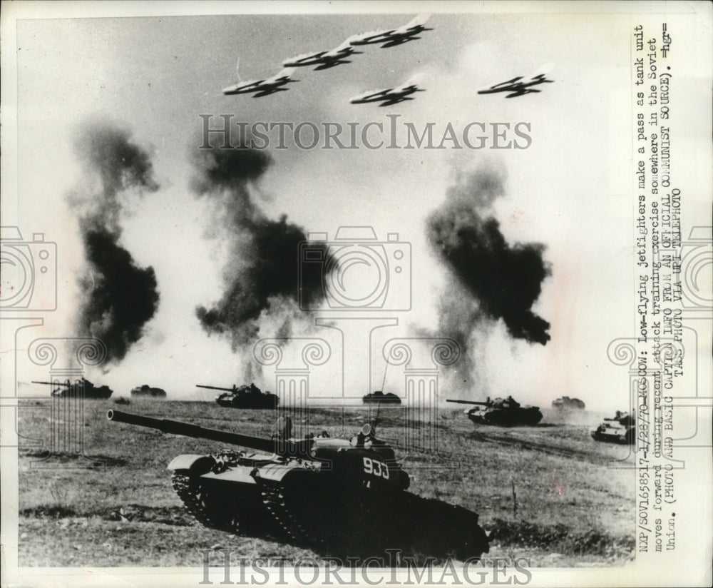 1970 Press Photo Jet fighters make a pass over tank during maneuvers in Russia - Historic Images