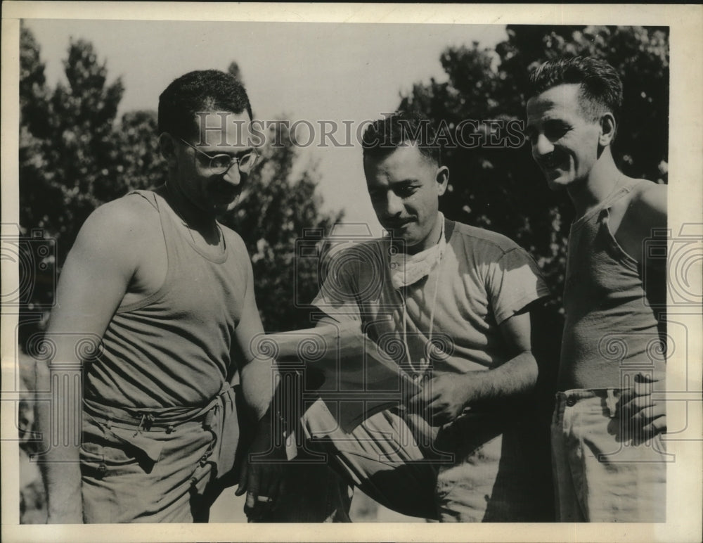 1945 Press Photo Okinawa Medical Doctors discuss a patient&#39;s case history - Historic Images