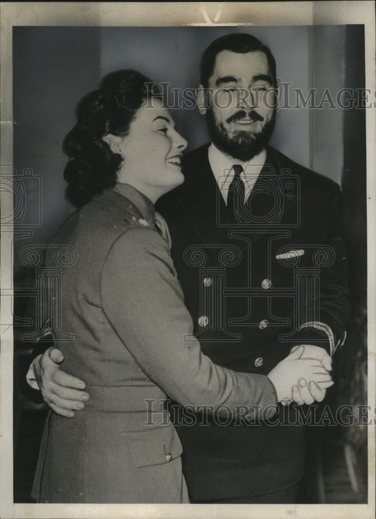 1940 E.M Ironside dances with Lieut.W.Garwaite in London's Club - Historic Images