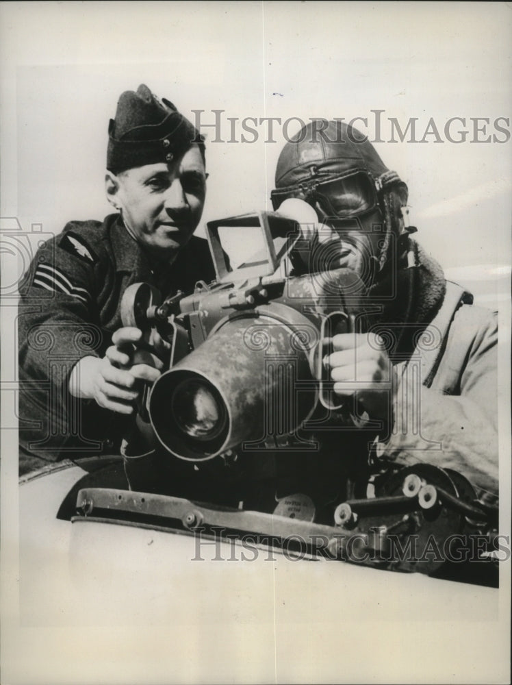 1938 Press Photo British photography instructor gives aerial tips to a student - Historic Images