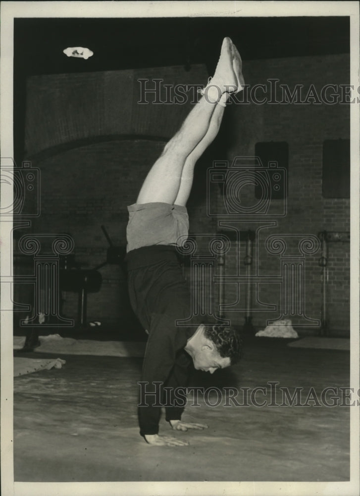 1932 Press Photo Midshipman Herbert Jukes of Naval Academy Gymnast Team-Historic Images