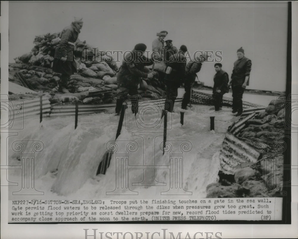 1953 Royal troops work on the Sea Wall Gate as preparation for flood-Historic Images