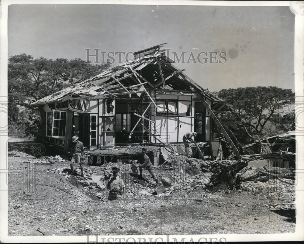 1942 Clean up at Australian Governor&#39;s home after bombing - Historic Images