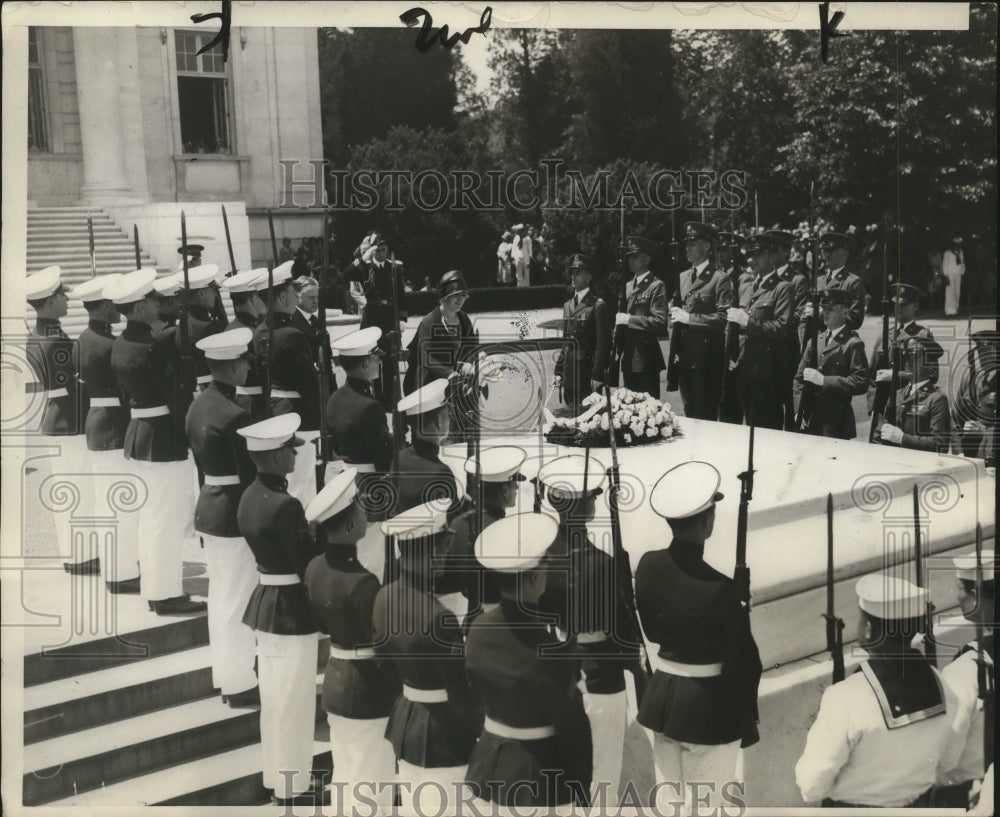 1929 Mrs Herbert Hoover places wreath on Tomb of the Unknown Soldier - Historic Images