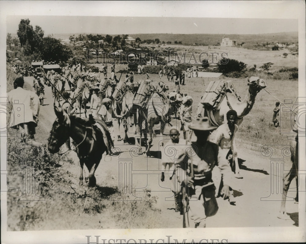 1935 Ammunition and Ethiopian soldiers Ride to take advance position - Historic Images