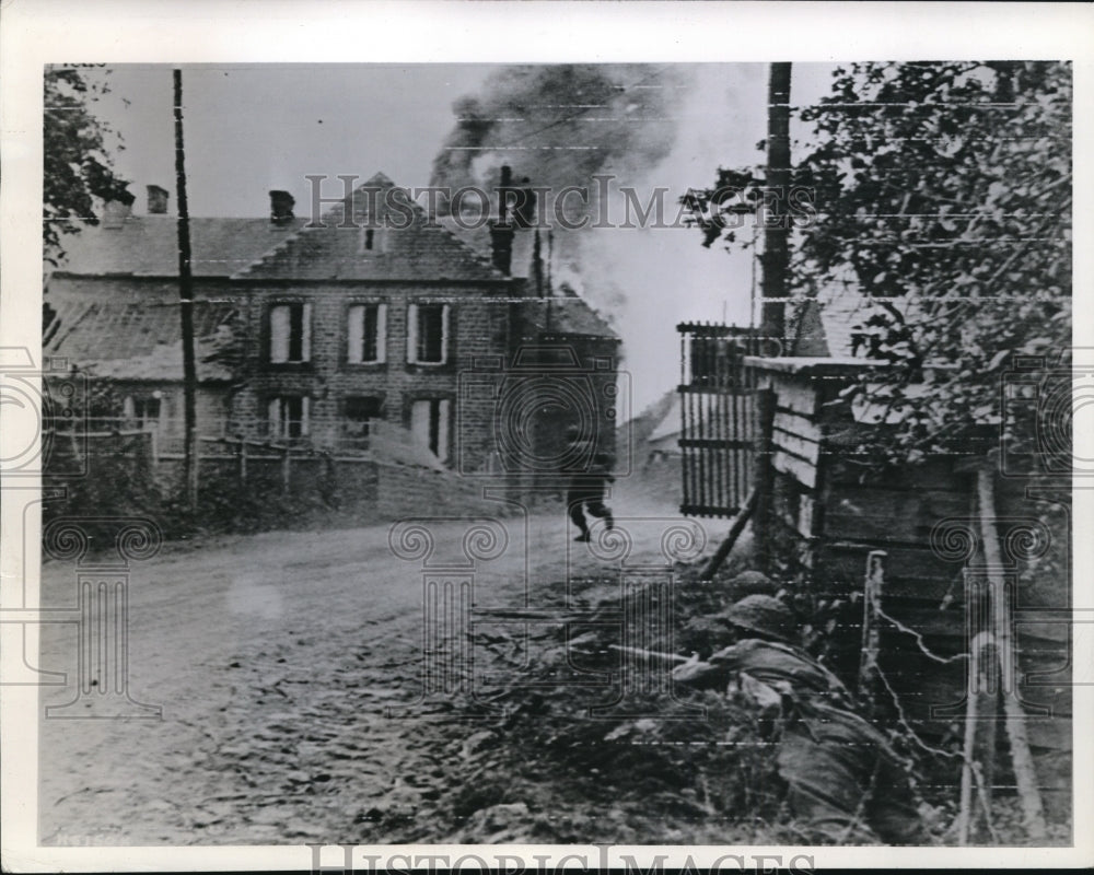 1944 Press Photo British Infantryman hunts for snipers in Montchauvet - Historic Images