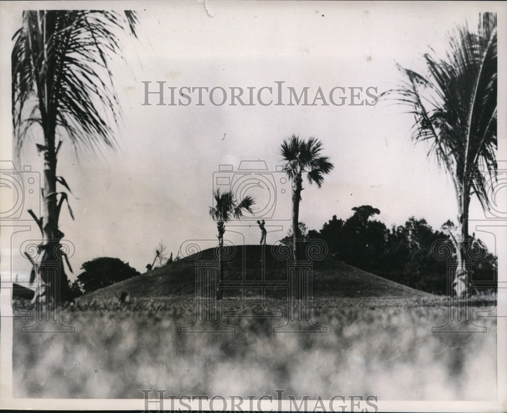 1935 Press Photo Player drives from top of golf tee at Dubsdread Country Club-Historic Images