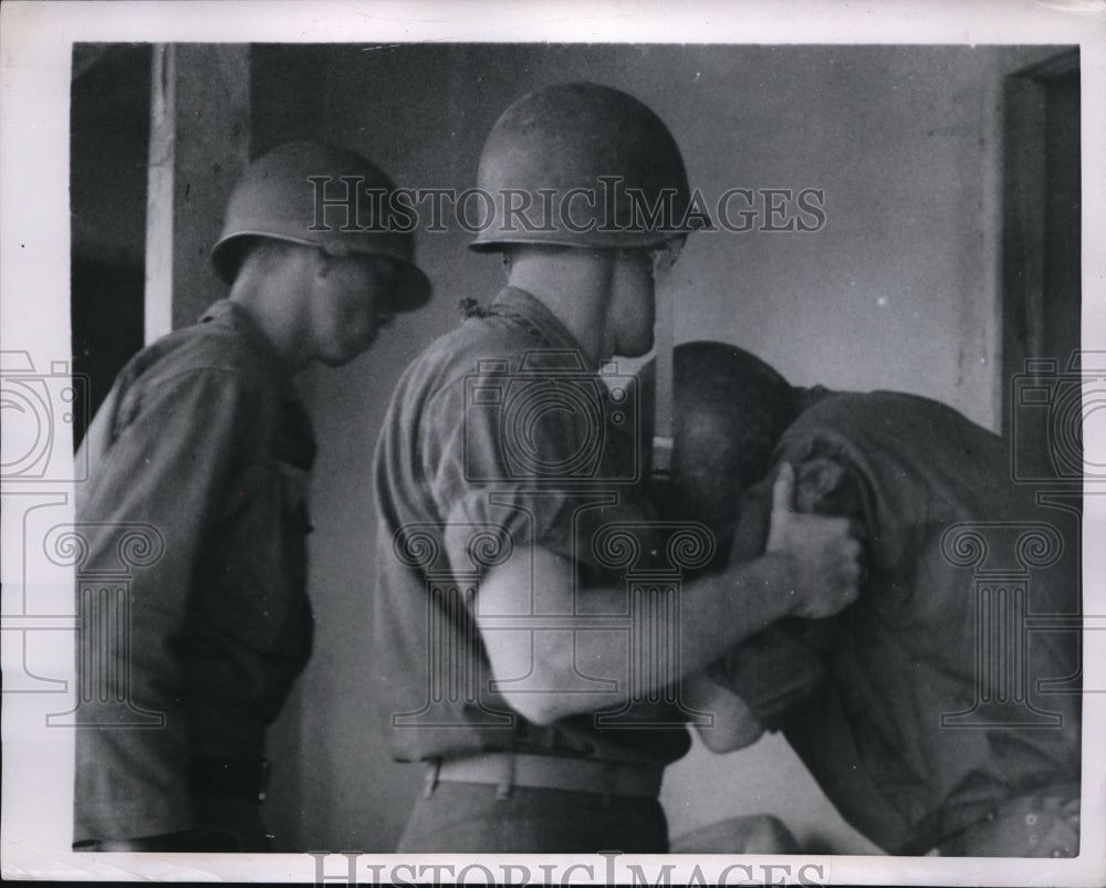 1950 American Army Medical officer grieve for a dead staff - Historic Images