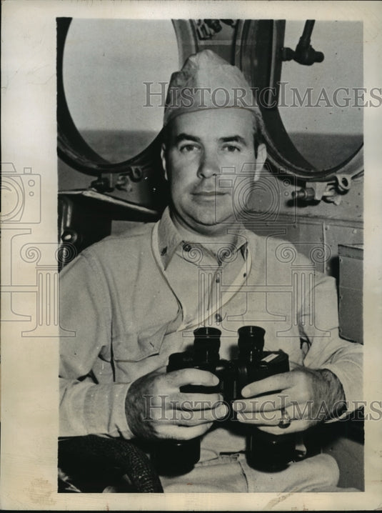 1944 Commander Donald MacDonald receives Navy Gold Cross - Historic Images