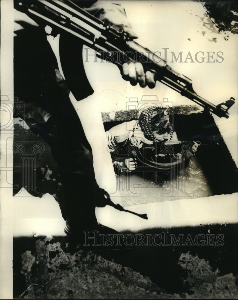 1969 Press Photo Fatah Commando in a sewer during military training in Jordan-Historic Images