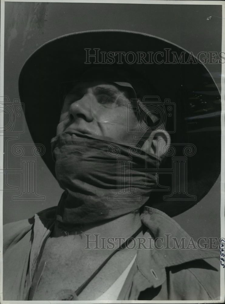 1940 Australian Soldier Has Improvised His Protection Against Desert-Historic Images