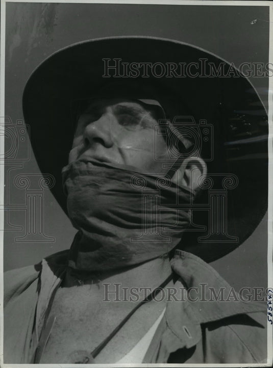 1940 Australian Soldier Has Improvised His Protection Against Desert-Historic Images