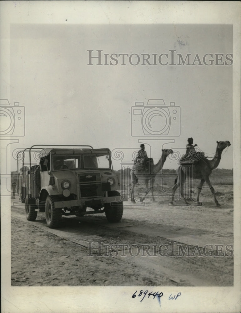 1943 Press Photo American Army Truck passes long legged camels in India-Historic Images