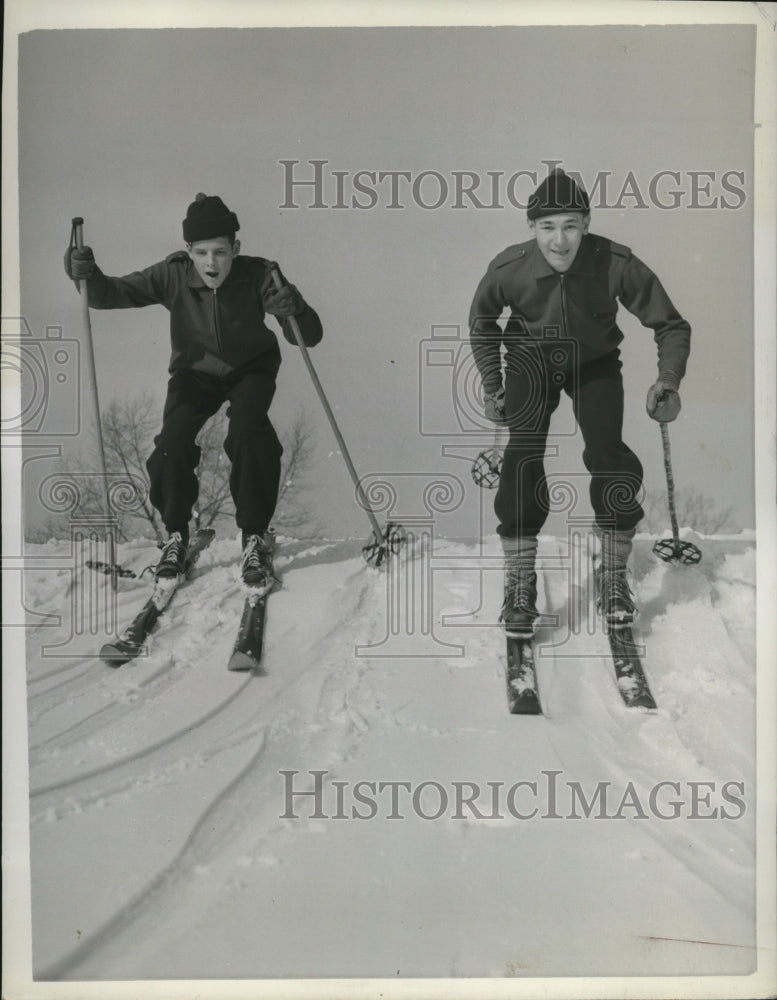 1943 Valley Forge Military Academy Cadets show skiing abilities - Historic Images