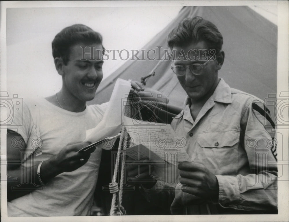 1945 American Soldiers in Tokyo Japan receive letters from home - Historic Images