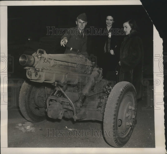 1940 Corporal George Yenny shows the mechanized unit at Army Exhibit - Historic Images