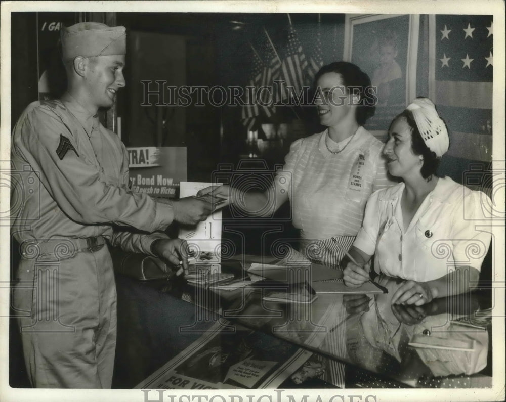 1942 Press Photo Mrs. Yates and Ms. Windmiller hand over a card to a Corporal-Historic Images