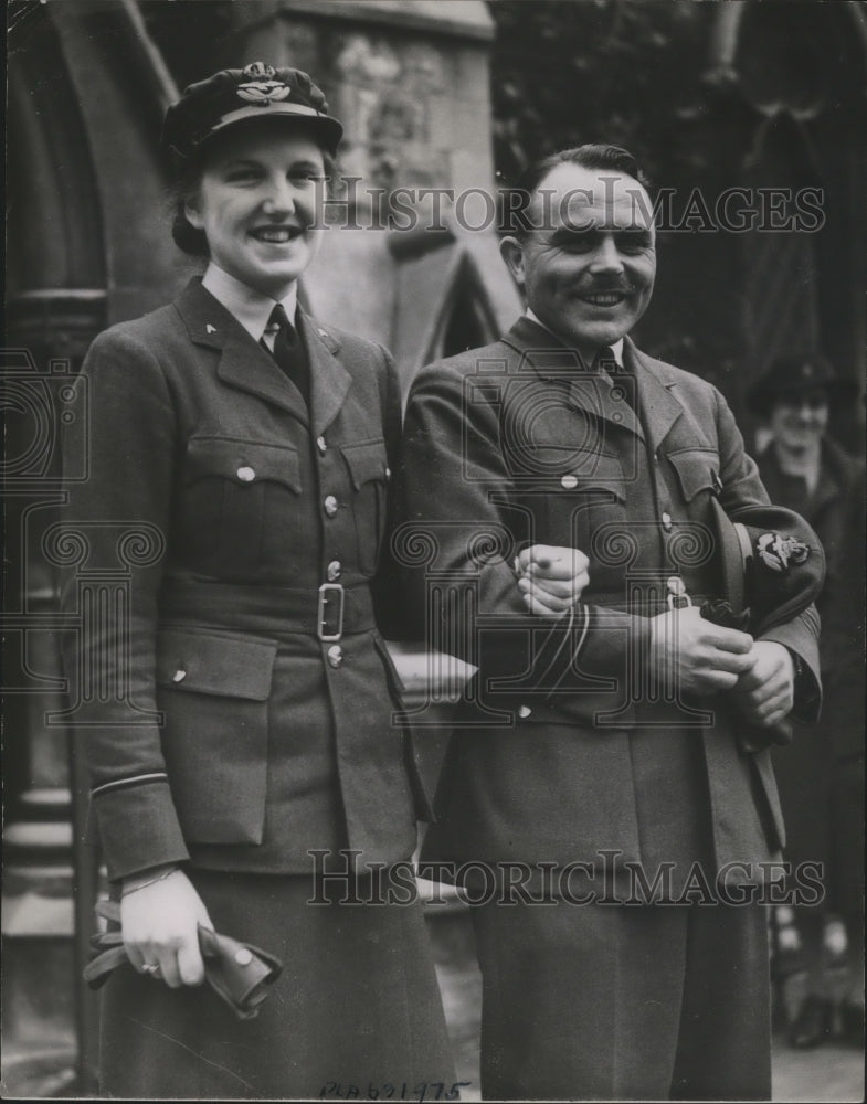 1941 Wing Commander Edward Starling marries Officer Nancy Low - Historic Images