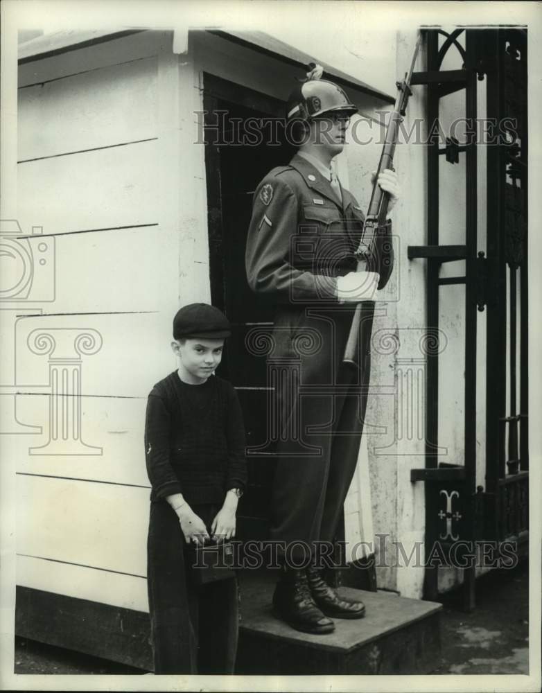 1946 Arthur MacArthur post in front of the American Embassy in Tokyo - Historic Images