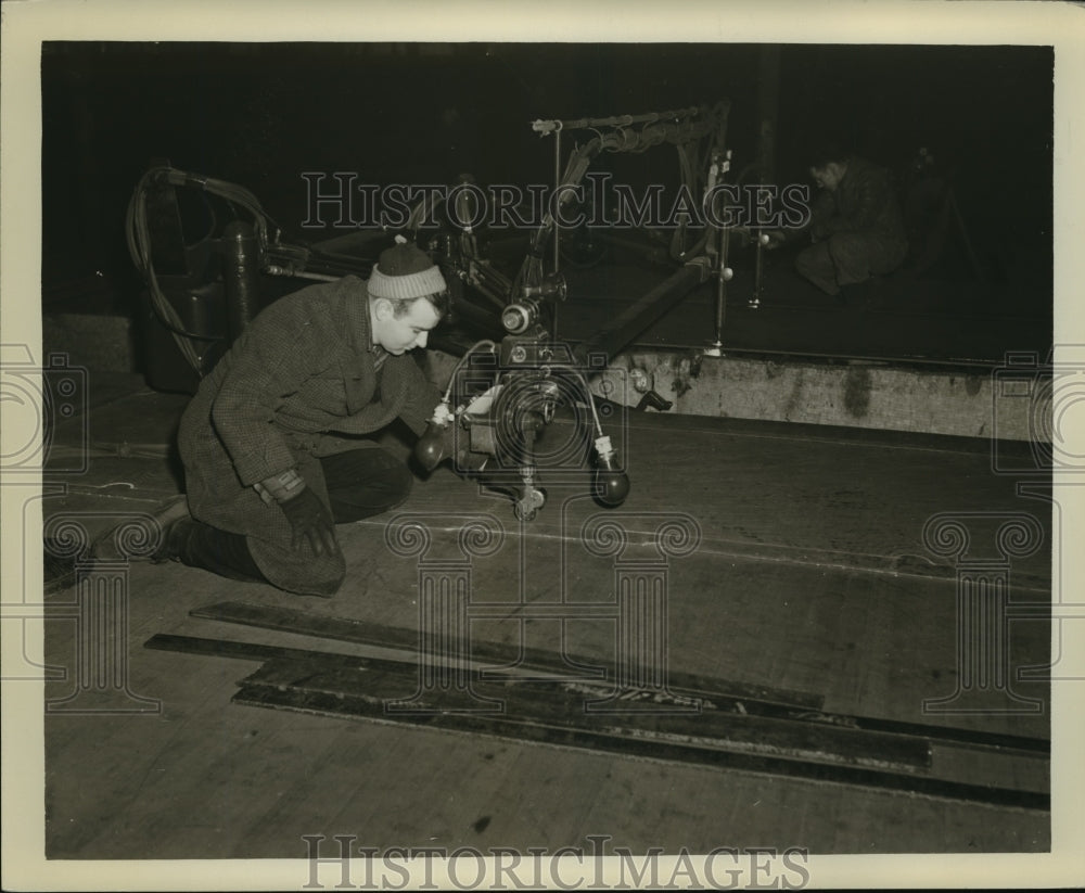 1943 Press Photo a man at work in a World War II era Shipbuilding Yard- Historic Images