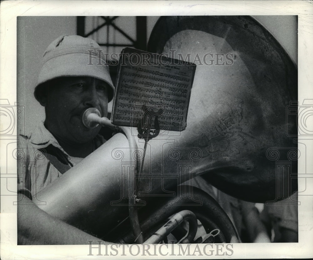 1944 Press Photo Joe Jackson Performs Basso Profundo Aboard U.S.S. Saratoga- Historic Images