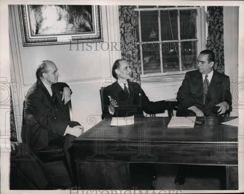 1946 New York Mayor William O&#39;Dwyer, Dr. Stoyan Gavrilovic NYC. - Historic Images