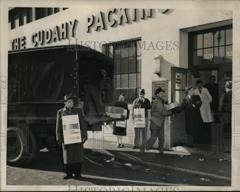 1946 Press Photo New York Picketers allow meat shipment during meat strike NYC-Historic Images