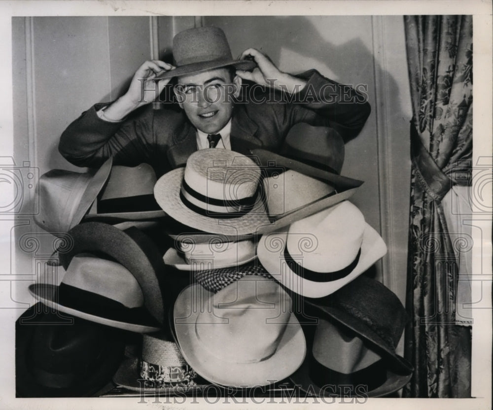 1946 Press Photo New York Former GI Edward Donahue awarded 30 hats NYC - Historic Images