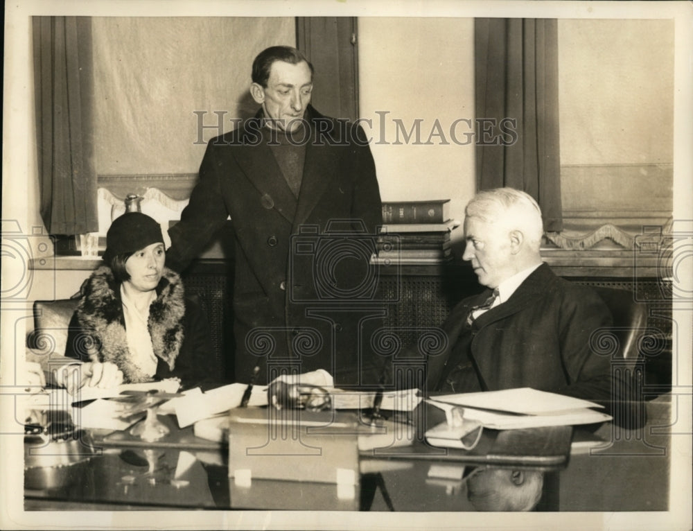 1937 New York Mr. and Mrs Douglas Rils look for missing baby NYC - Historic Images