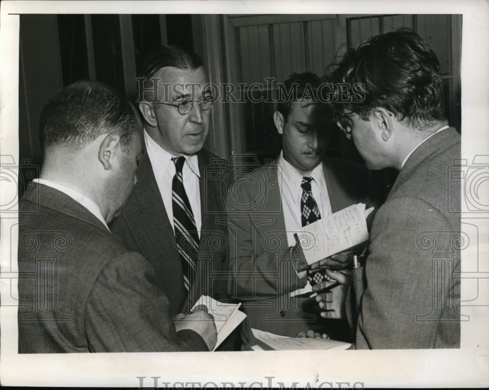 1947 Press Photo New York Attorney Ethelbert Warfield talks to press NYC-Historic Images