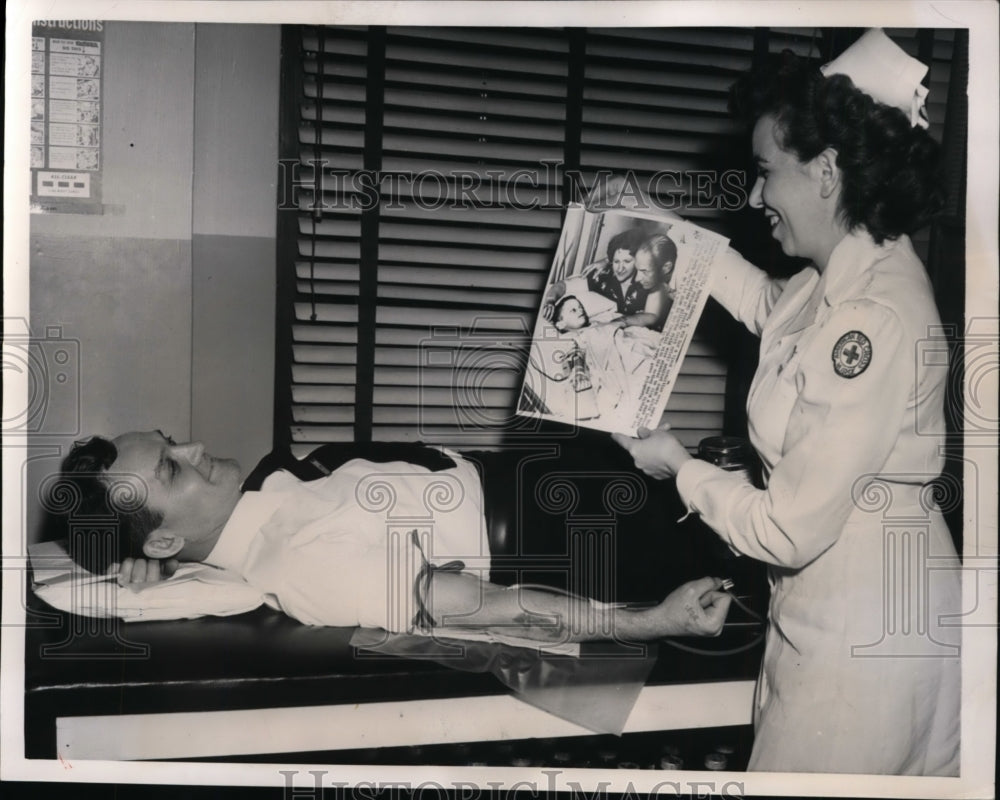 1951 New York Harry Felsted donates rare blood to Wayne Gideon NYC - Historic Images