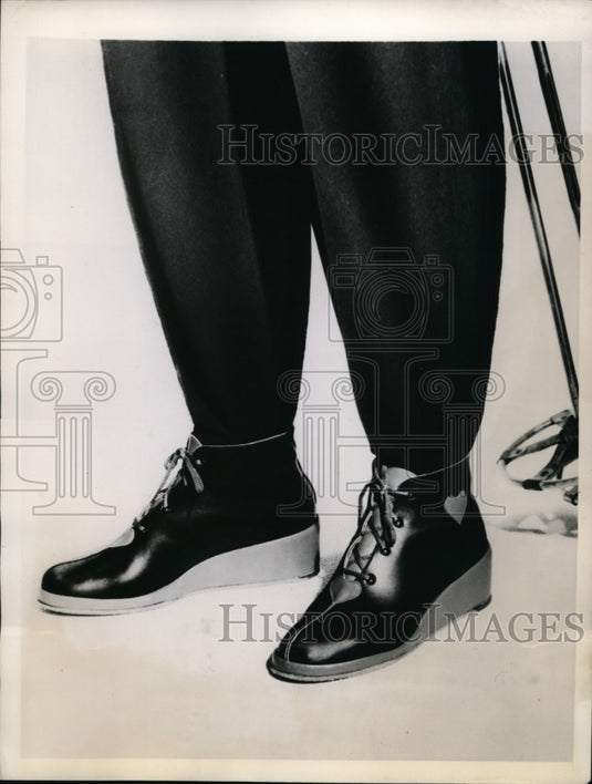 1946 New York Booties for the leafy path or grandstand NYC - Historic Images