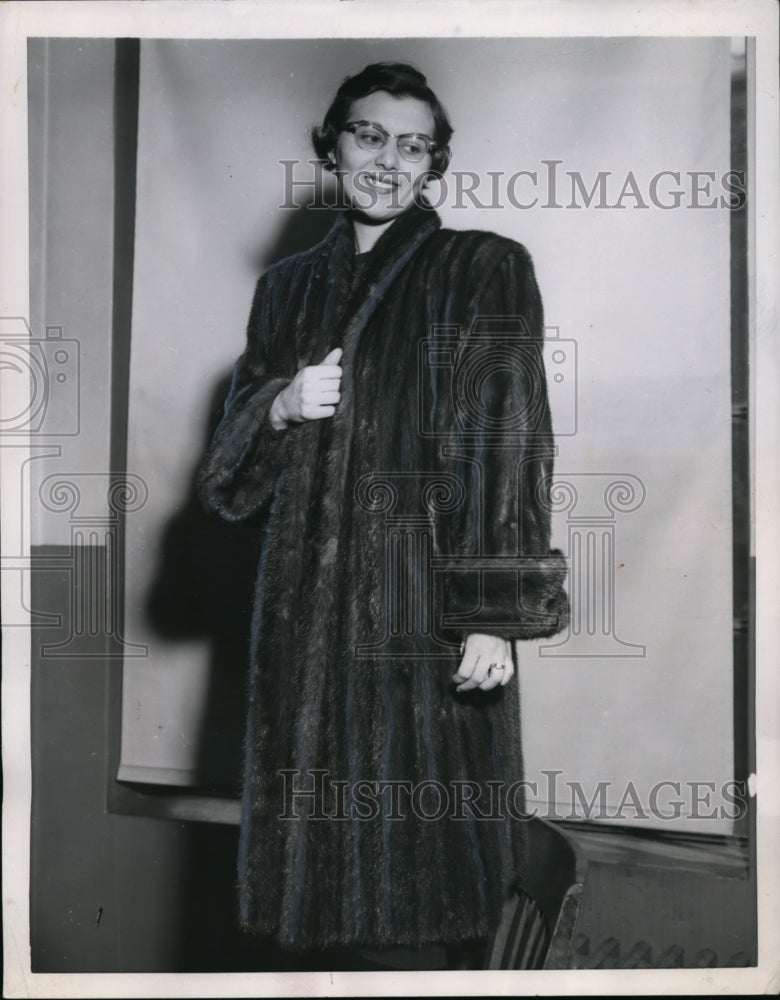 1953 Press Photo New York Mrs Irene Coppa tries on mink coat given by Police NYC-Historic Images