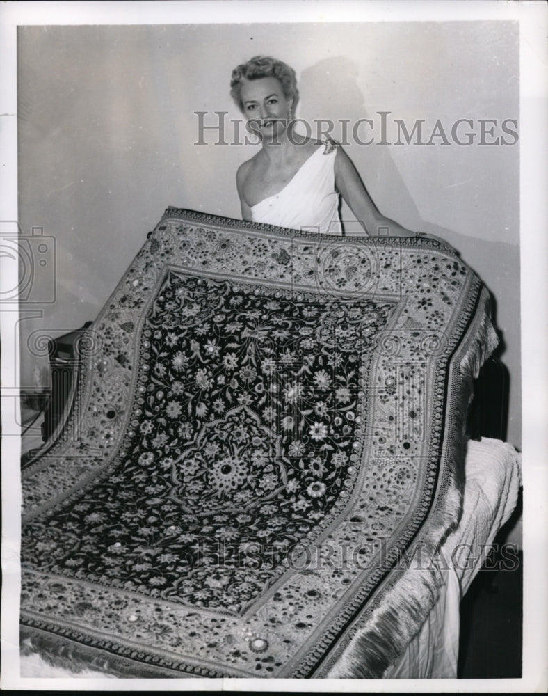 1955 Press Photo New York Martha Percilla shows a Persian rug with jewels NYC-Historic Images