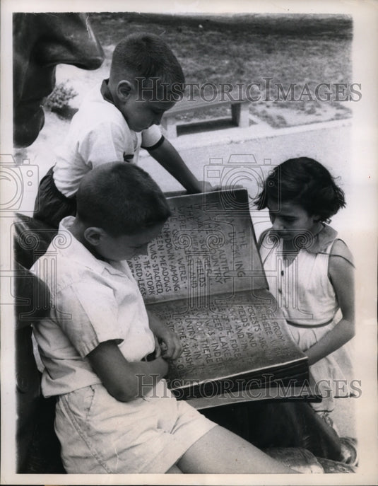 1957 Press Photo New York Youngsters at Hans Christian Andersen Memorial NYC-Historic Images