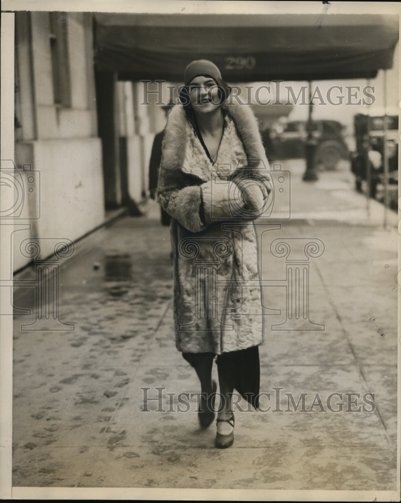 1930 Press Photo New York Miss Elinor Bronaugh strolls down Park Avenue NYC. - Historic Images