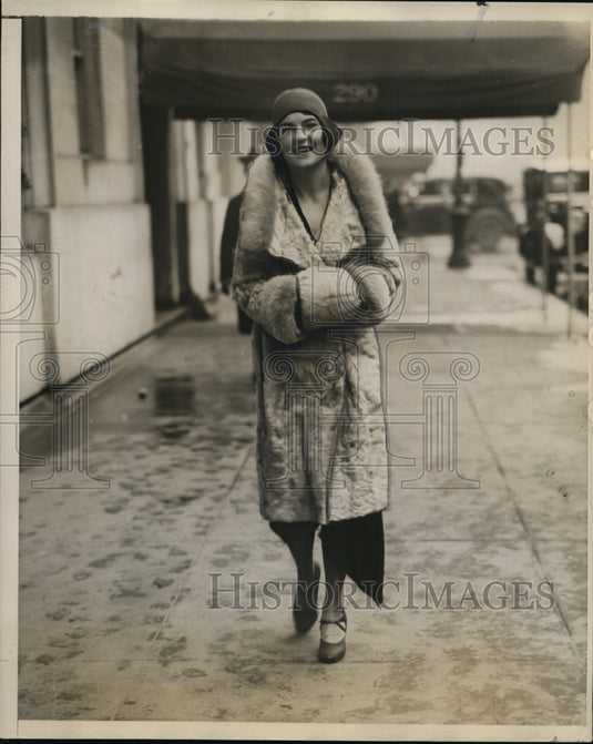 1930 Press Photo New York Miss Elinor Bronaugh strolls down Park Avenue NYC. - Historic Images