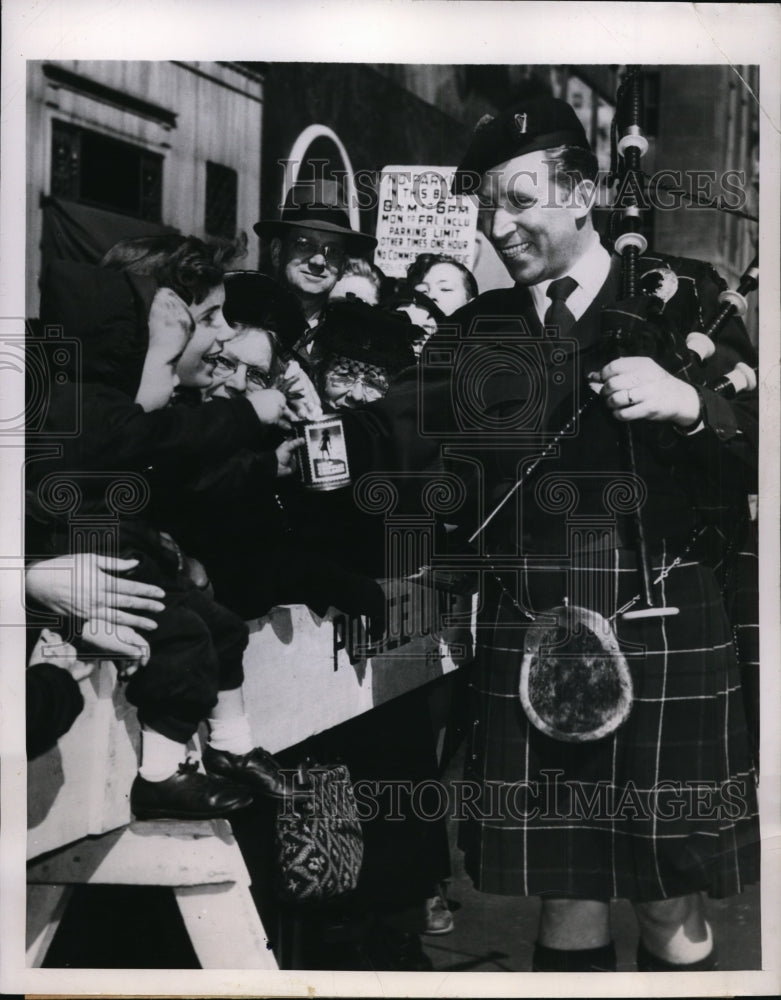 1949 Press Photo New York bagpiper Carl Kelly Stenquist St. Patrick&#39;s parade NYC-Historic Images