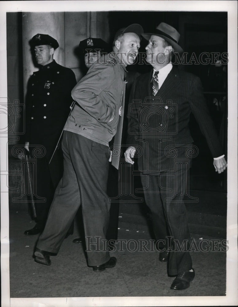 1948 Press Photo New York A Picket heckles Stock Exchange employee at strike NYC - Historic Images