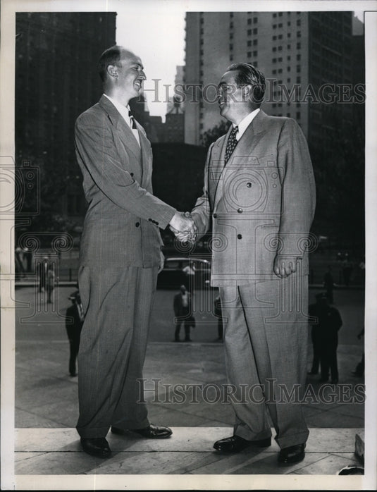 1947 Press Photo New York Global flier Capt Odom greeted by Mayor O'Dwyer NYC-Historic Images