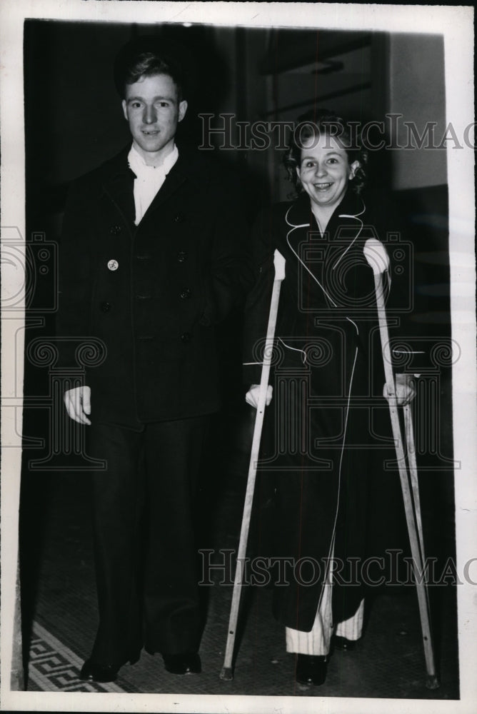 1945 Press Photo New York Betty Lou Oliver hurt in elevator plunge, walks NYC-Historic Images